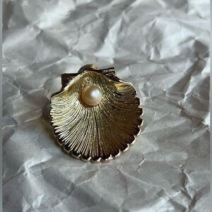 vintage gold toned clam shell brooch with faux pearl